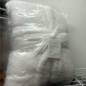 Brand new never worn pottery barn sherpa bath robe!